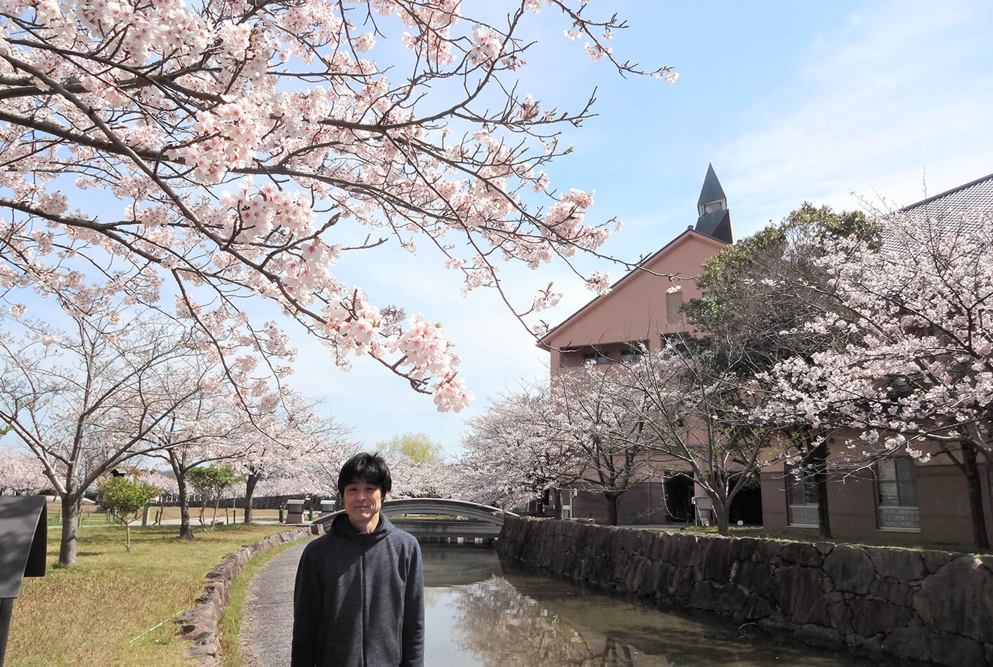 滋賀県立大学のキャンパスを背に。環境科学部は日本で初めて設立された