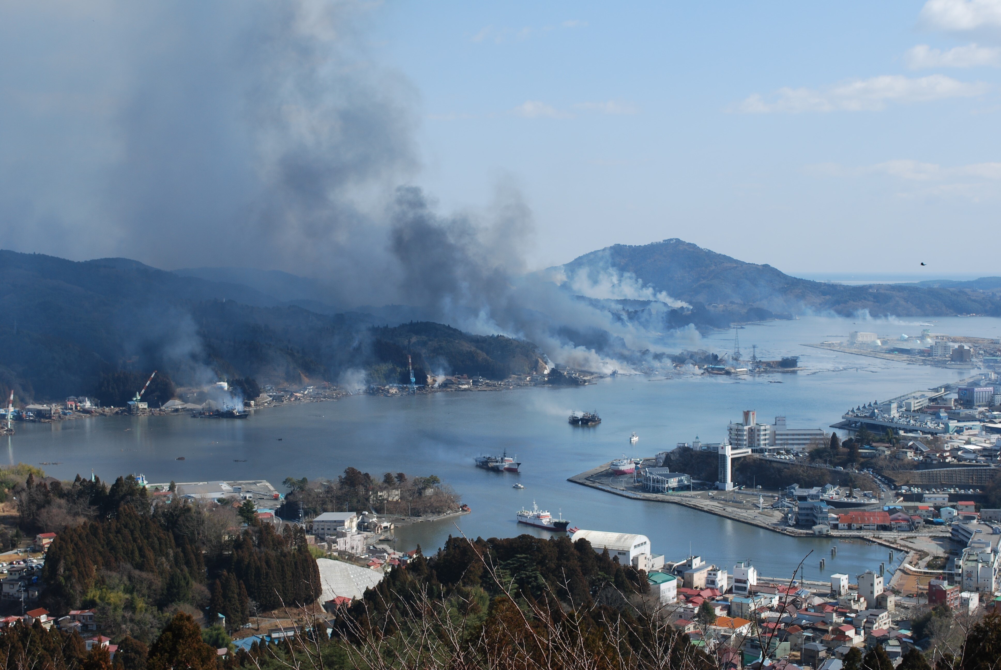 2011年3月12日撮影、安波山からみた気仙沼港の様子