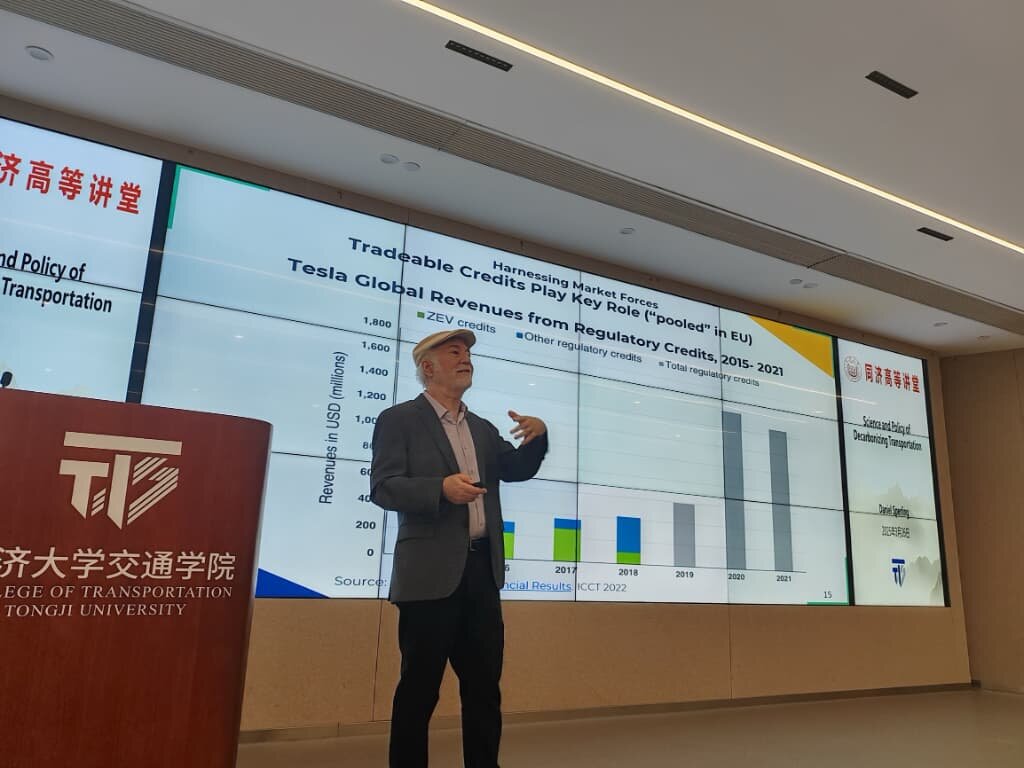 中国で講演を行うスパーリング教授