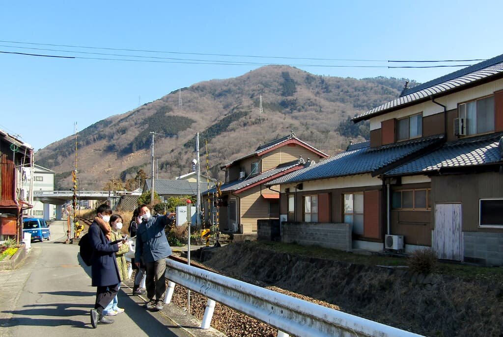 学生たちとフィールドワークを行う小南先生