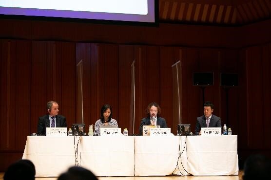 At the symposium, a discussion was held between Professor Lambin and three youth members.