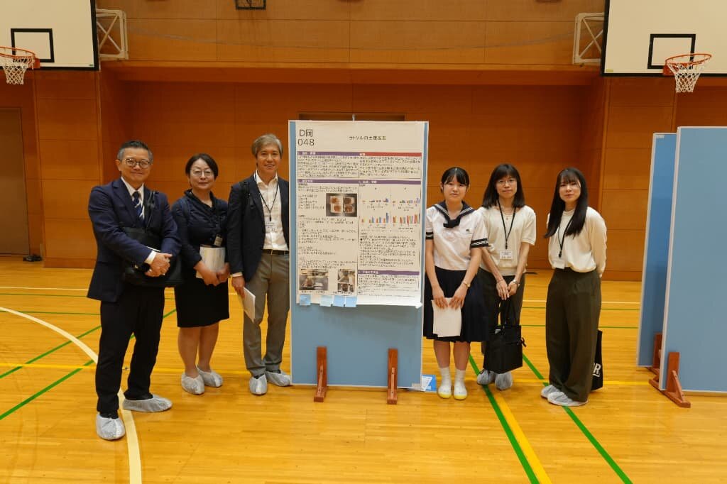 「ラトソルの土壌改善」のポスターを囲む生徒と選考委員・AGC研究員